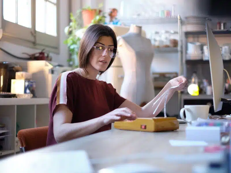 Joven mirando fechas y claves de su declaración de la renta 2024-25