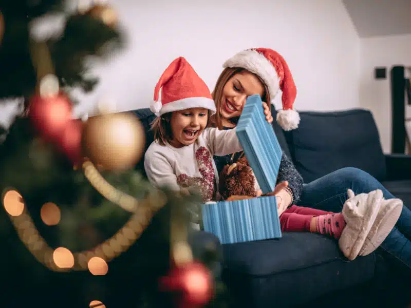 Familia con regalos de navidad online