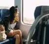 Mujer viaja sola en un tren, después de lograr ahorrar para un viaje
