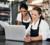 Mujeres empresarias mirando las reseñas de clientes de su negocio