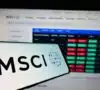 Móvil frente a un ordenador con los índices MSCI